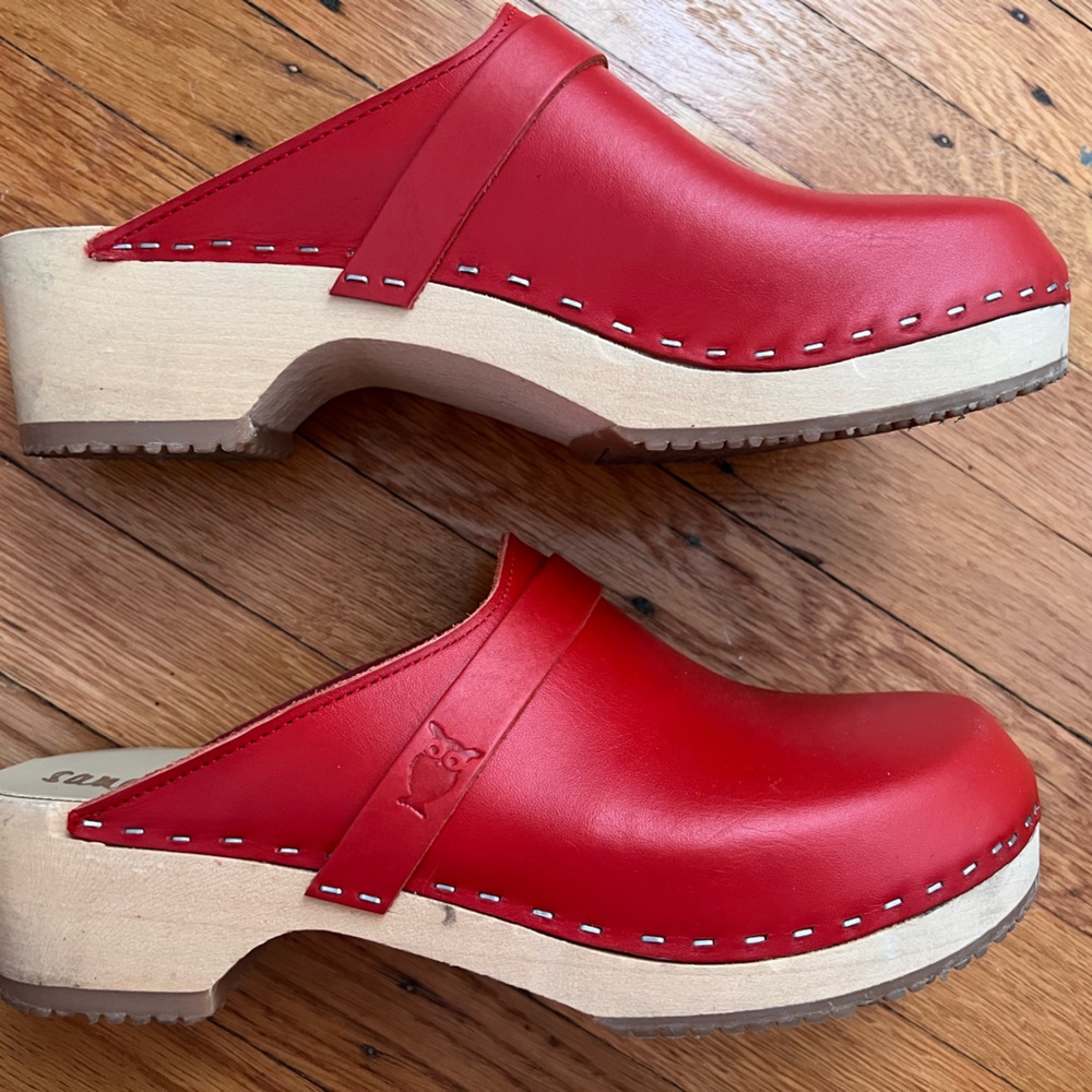 Amazing red Sandreen Clogs! 42!